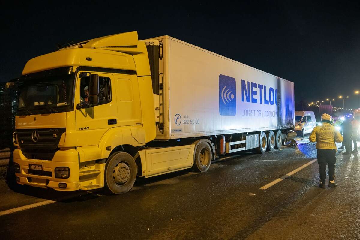 Trafikte facia! TIR’a çarpan otomobil alev aldı, sürücü öldü 8